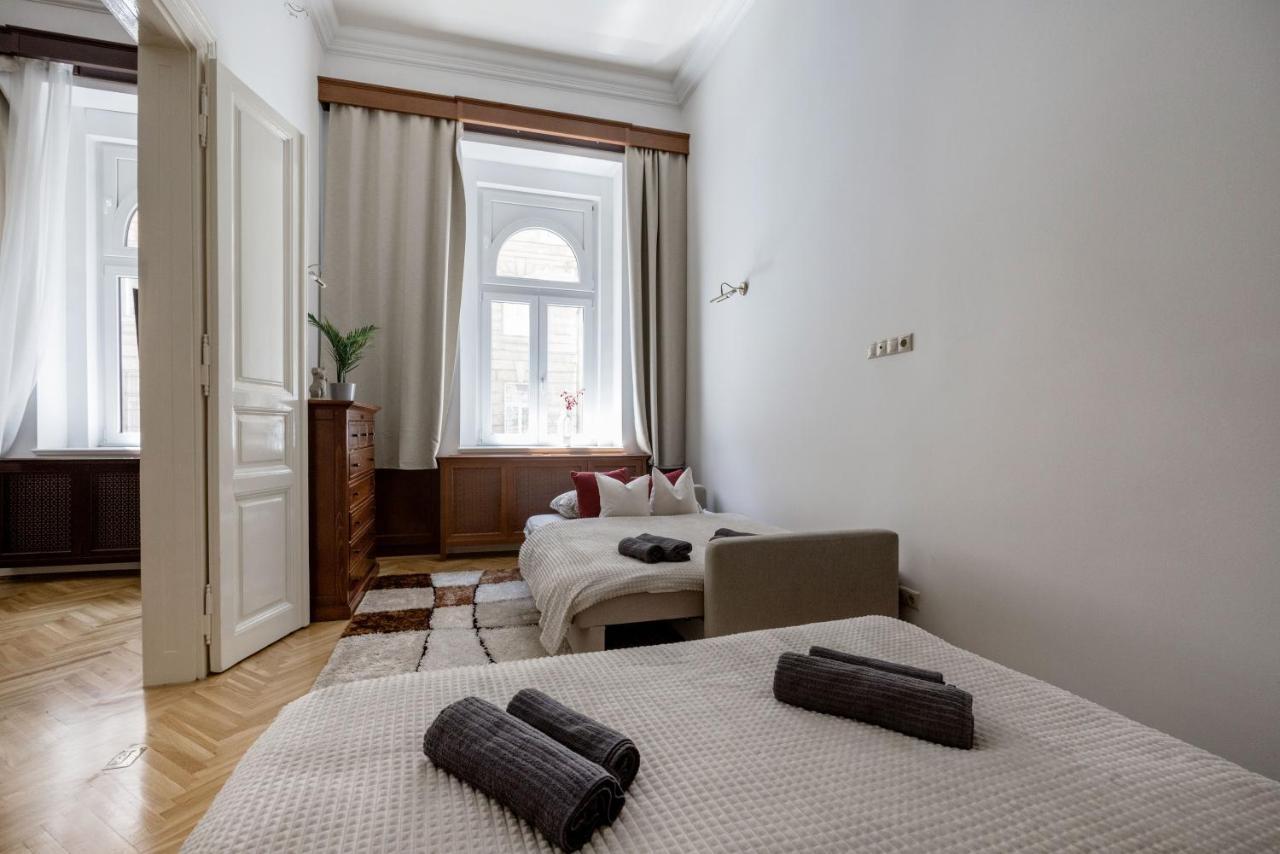 Luxe, Historic Home Downtown Landmarks 19 Century Budapest Exterior photo